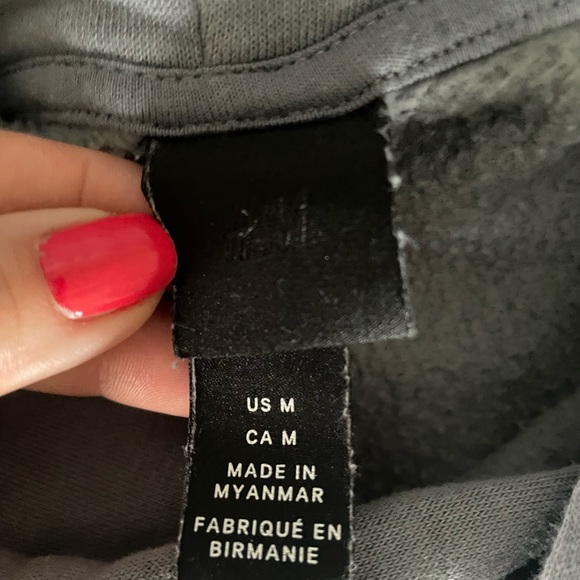 Bundle of 3 sweatshirts sized M. The grey one in the middle is cropped. - Picture 7 of 11